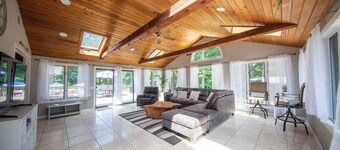 Expansive Beautiful Ranch with Pool and hot tub. Close to Beach Sleeps 20+