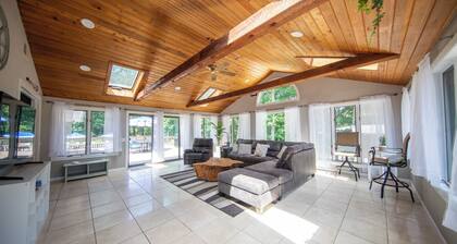 Expansive Beautiful Ranch with Pool and hot tub. Close to Beach Sleeps 20+