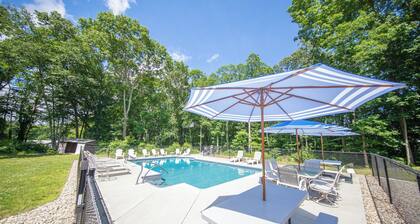 Expansive Beautiful Ranch with Pool and hot tub. Close to Beach Sleeps 20+