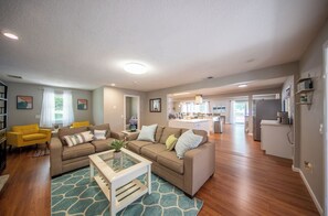 TV connectée, cheminée, baby-foot, livres