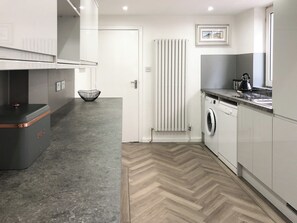 Lava-louças, cadeirão de bebê