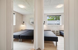 6 bedrooms, travel crib, free WiFi, bed sheets
