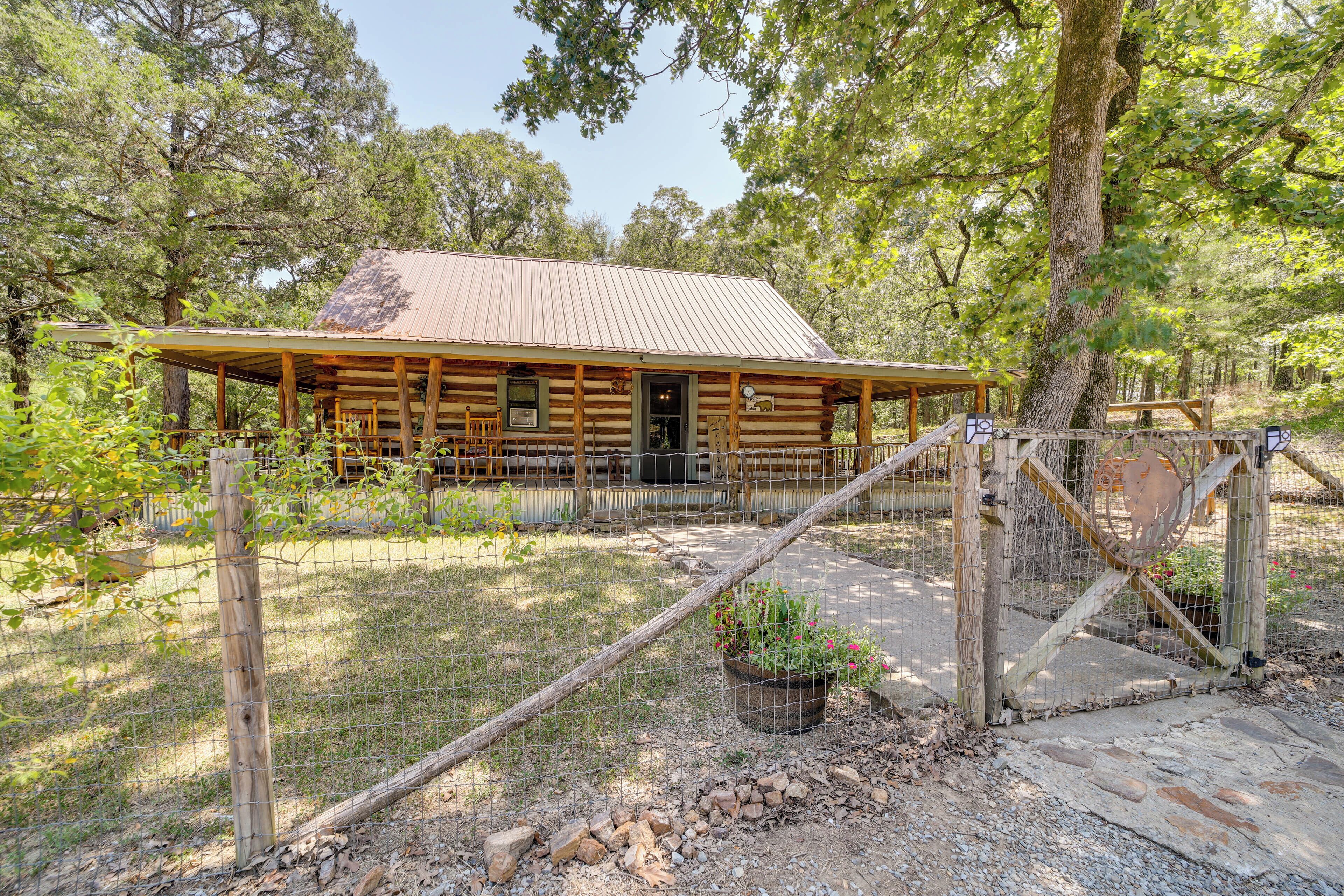 Lazy Bear Cabins 2 at Tuskahoma Near Sardis Lake!