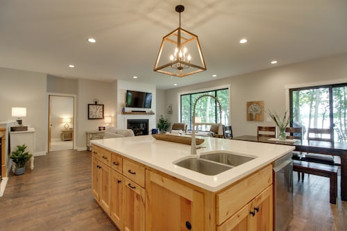 Pet Friendly Lakefront Home: Dock, Kayaks & More!