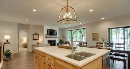 Pet Friendly Lakefront Home: Dock, Kayaks & More!