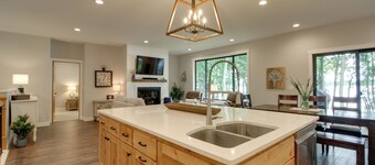 Pet Friendly Lakefront Home: Dock, Kayaks & More!