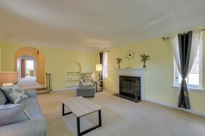 TV, fireplace - Chic Chicago Getaway w/ Fireplace! (Chicago)