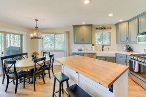 Fridge, microwave, stovetop, dishwasher