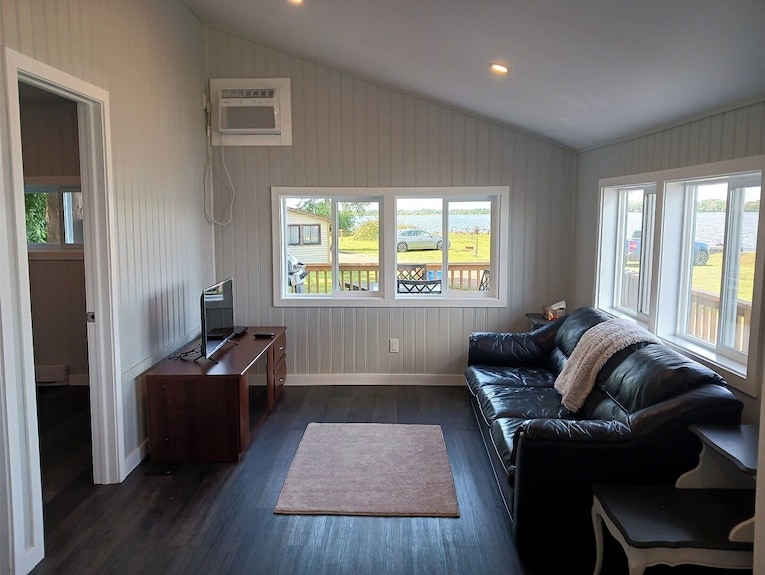 Lakefront Cottage #5 - Prince Edward County - Lake Consecon Resort - Brighton