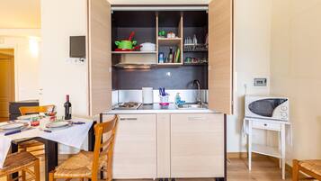 KĂŒhlschrank, Ofen, Herdplatte, Wasserkocher mit Kaffee-/Teezubehör