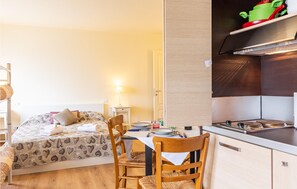 Kühlschrank, Ofen, Herdplatte, Wasserkocher mit Kaffee-/Teezubehör