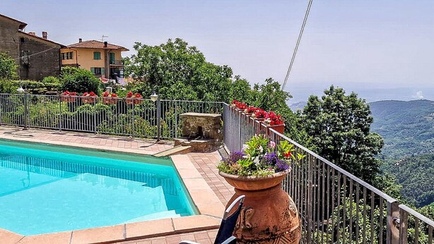 Zona de piscina con vistas a un paisaje montañoso.