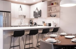 Condo | Cozinha privada | Geladeira grande, micro-ondas, fogão, cooktop
