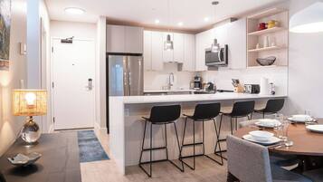 Condo | Cuisine privée | Réfrigérateur grande capacité avec congélateur, four à micro-ondes