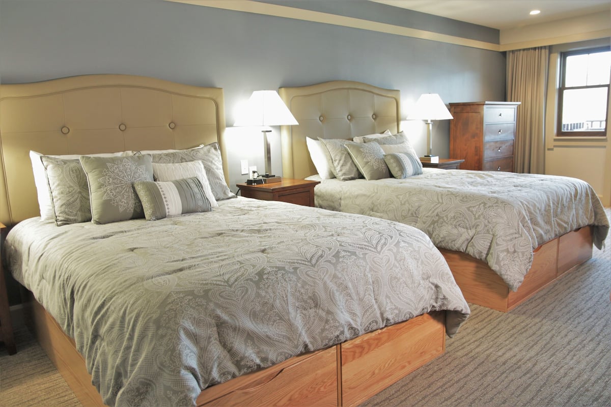Suite estudio Deluxe, varias camas, vistas al lago | Tabla de planchar con plancha, wifi gratis, ropa de cama