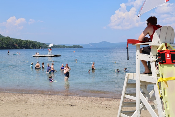 Playa privada, vóleibol de playa, paseos en velero y kayaks