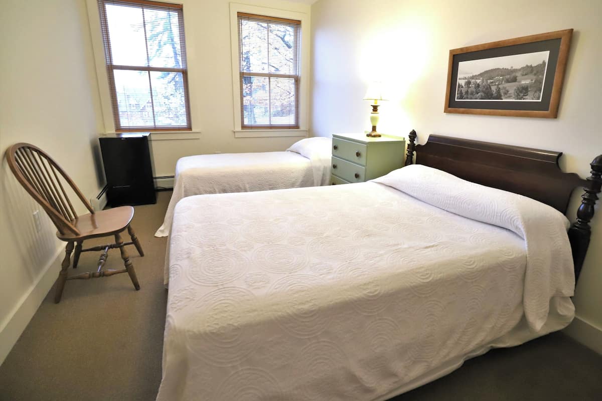 Habitación clásica, varias camas, vistas al patio | Tabla de planchar con plancha, wifi gratis, ropa de cama
