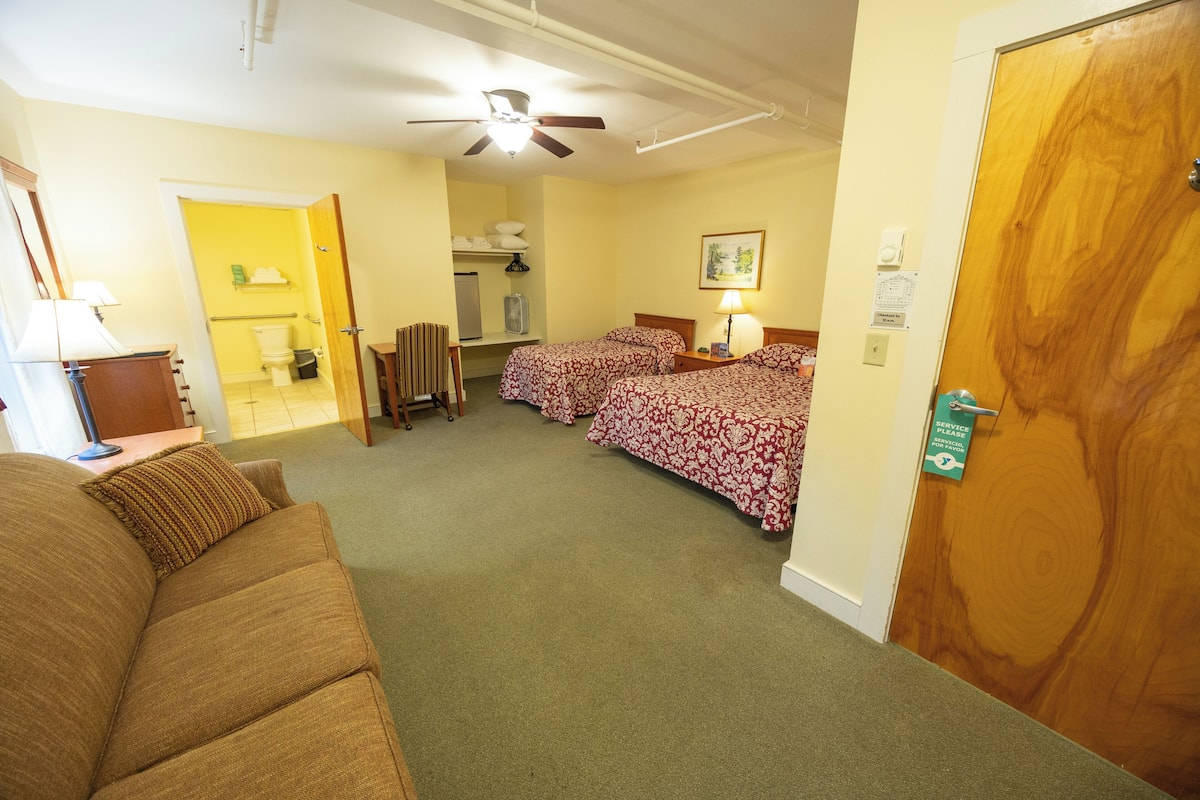 Traditional Room, Roll-in Shower, Air conditioning | Iron/ironing board, free WiFi, bed sheets