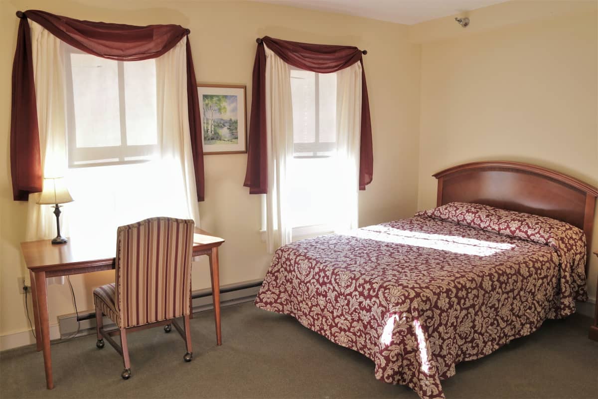 Habitación tradicional, varias camas | Tabla de planchar con plancha, wifi gratis, ropa de cama