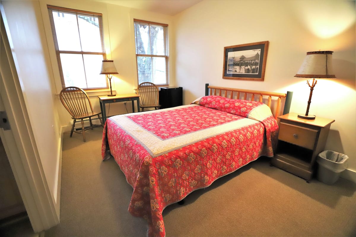 Classic-Zimmer, 1 Queen-Bett, Blick auf den Innenhof | Bügeleisen/Bügelbrett, kostenloses WLAN, Bettwäsche
