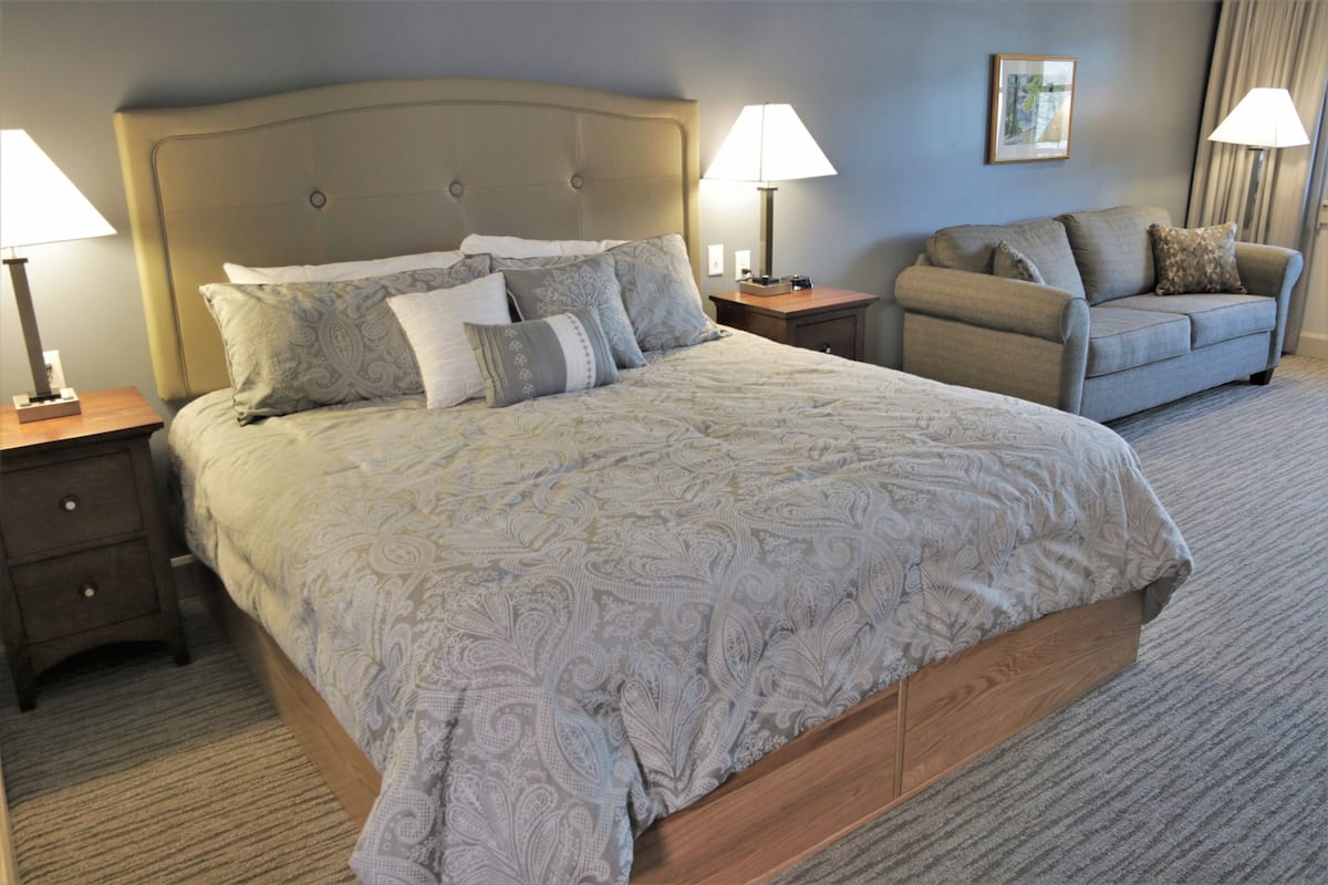Tabla de planchar con plancha, wifi gratis, ropa de cama
