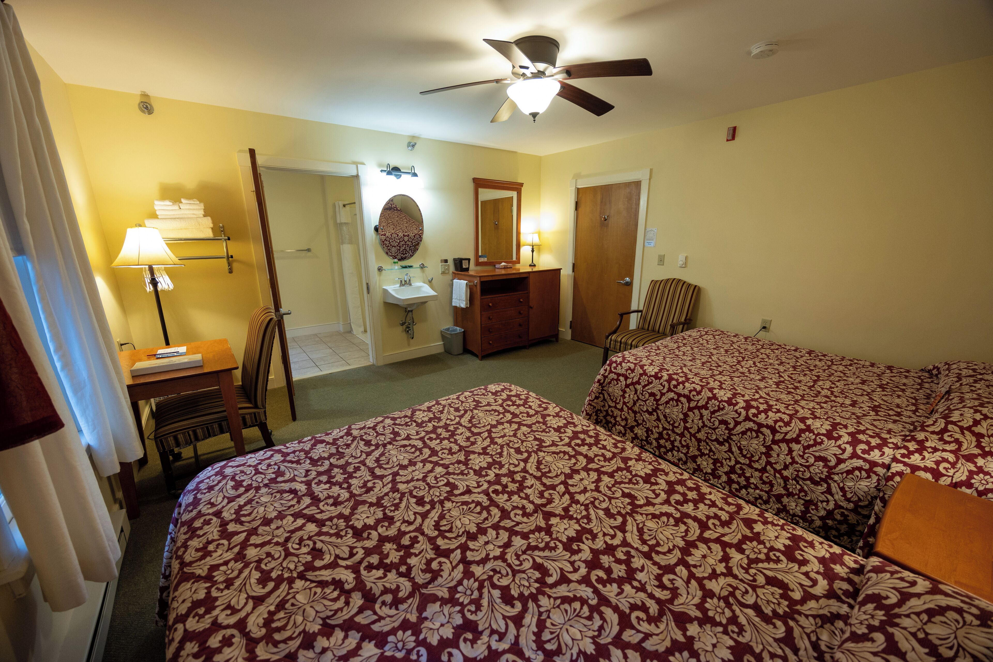 Traditional Room, Roll-in Shower, Air conditioning | Iron/ironing board, free WiFi, bed sheets