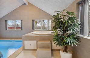 من حمّامات السباحة المغطاة