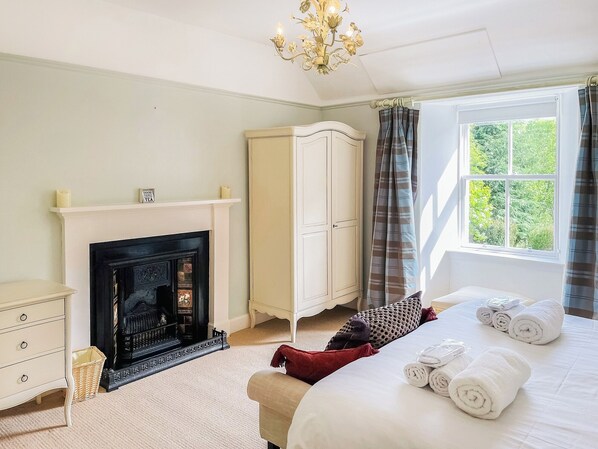 5 bedrooms, free WiFi, bed sheets