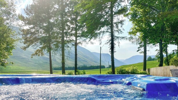 A hot tub surrounded by trees and a mountainous landscape. - The Old Manse - UKC6854 (Glenclova, near Kirriemuir)