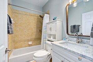 Ein Badezimmer mit Badewanne, Toilette und Waschbecken.