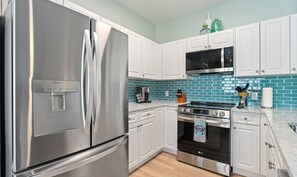 Jääkaappi, mikroaaltouuni, uuni, liesi