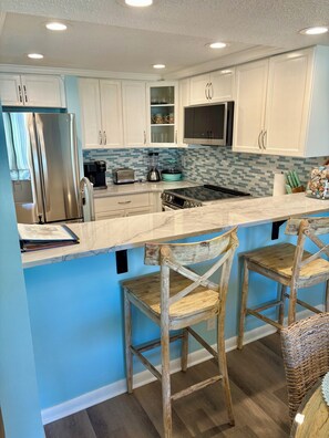 Jääkaappi, mikroaaltouuni, uuni, liesi