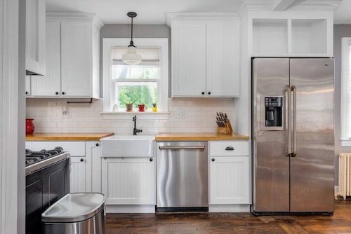 Restful and Charming Home in Eastport
