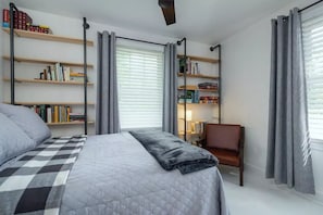 3 habitaciones, escritorio y tabla de planchar con plancha 