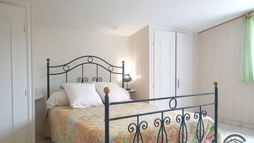 2 bedrooms, travel crib