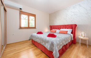 3 bedrooms, travel cot, free WiFi, bed sheets