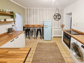 Barnstol och grytor/köksredskap
