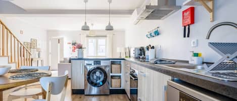 KĂŒhlschrank, Mikrowelle, Ofen, Herdplatte