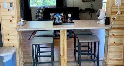 Cozy Country Inn-country in the City. 3 bdm 2 bath home- renovated like new.