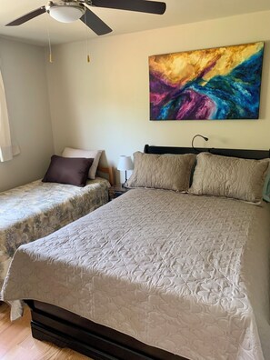 3 bedrooms, iron/ironing board, free WiFi, bed sheets - Cozy Country Inn-country in the City. 3 bdm 2 bath home- renovated like new.
 (Thunder Bay)