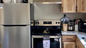 Geladeira, micro-ondas, fogão, cooktop