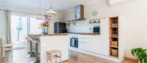 Køleskab, mikrobølgeovn, ovn, kogeplade