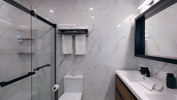 Douche, sĂšche-cheveux, serviettes fournies, savon
