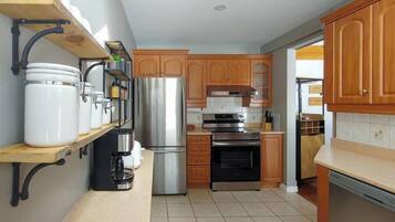 Een koelkast, een microgolfoven, een oven, een kookplaat