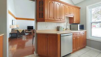 Een koelkast, een magnetron, een oven, een kookplaat