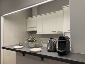 Køleskab, mikrobølgeovn, ovn, kaffe-/temaskine