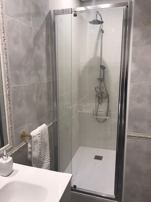 Ducha, secador de pelo, toallas y jabón