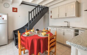 Dining - Nice home in Créances with WiFi (Créances)