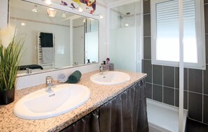 Shower, hair dryer - Amazing home in Eyguians (Eyguians)