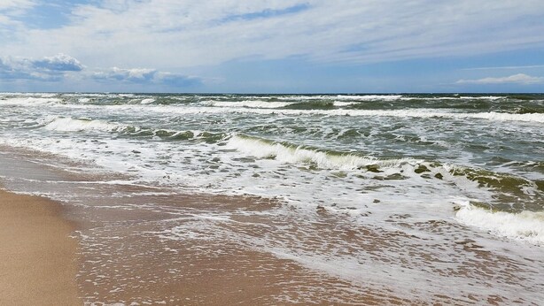 A beach with waves approaching the shore. - 1 bedroom awesome apartment in Pogorzelica (Pogorzelica)